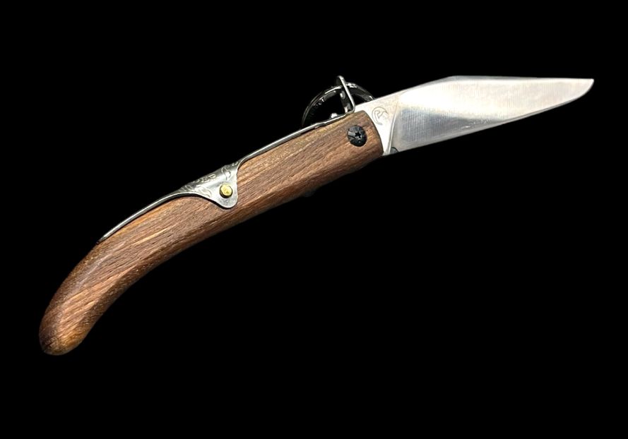 Herder Oryx Walnut Handle + Carbon Blade